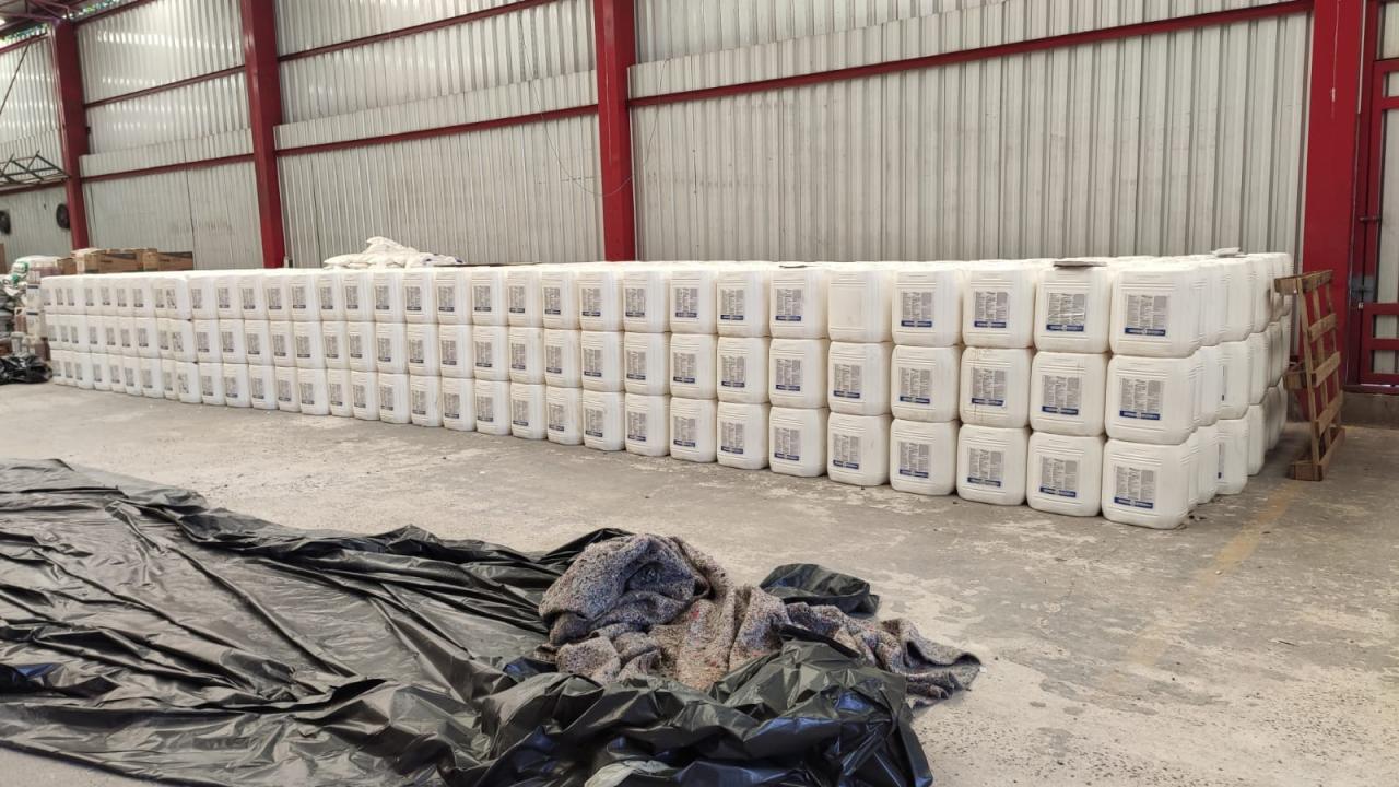 Foto 2 de 3 — Carga Milionária: DIG apreende centenas de galões de defensivos agrícolas em barracão de Araraquara